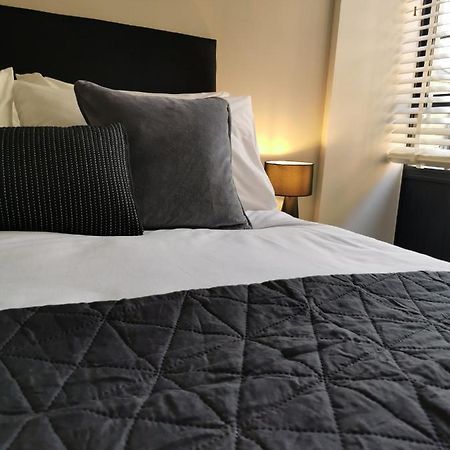 Axiom Apartment - Beautiful Stylish 2 Bed. Cheltenham Bagian luar foto
